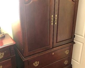 BASSETT "ELVIS PRESLEY COLLECTION" ENTERTAINMENT MEDIA STORAGE CENTER