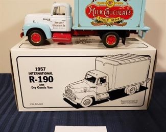 FIRST GEAR HERSHEY'S MILK CHOCOLATE DRY GOODS VAN R-190 INTERNATIONAL