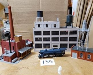 MODEL RAILROAD STRUCTURES WITH LOCOMOTIVE TRAIN