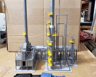 RAILROAD MODEL STRUCTURE WITH LOCOMOTIVE & COAL CAR * TRAIN