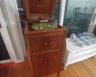 Antique floor model Victor victrola
Good working condition with records