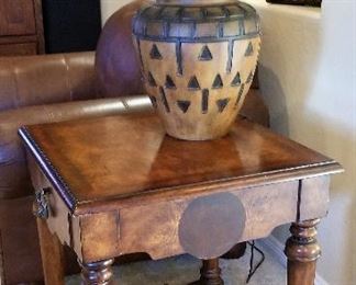 Another pair of great side tables with matching lamps.