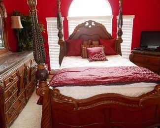 GORGEOUS 4 Poster Bedroom Suite