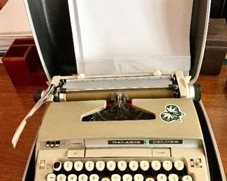 Vintage Smith Corona Galaxie Deluxe Typewriter