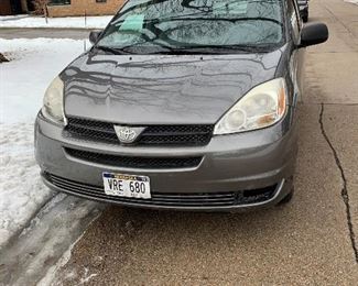2005 Toyota Sienna LE AWD Van - 123,000 miles