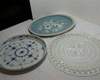 2 trays / 1 glass serving platter https://ctbids.com/#!/description/share/324129
