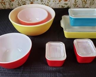 Vintage Pyrex Bowls & Dishes https://ctbids.com/#!/description/share/324824
