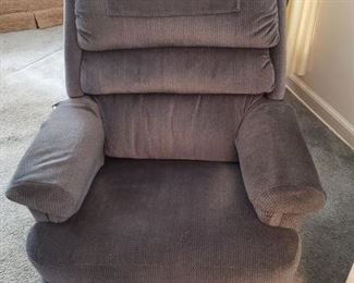 La-Z-Boy Recliner/ Swivel Chair https://ctbids.com/#!/description/share/324841