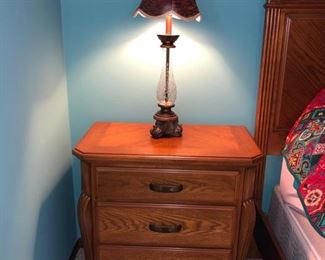 2 matching nightstands and lamps