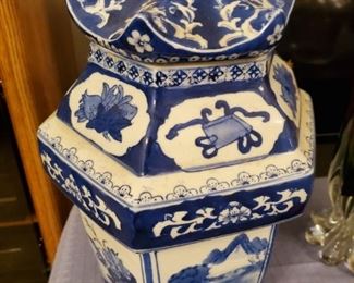 The lid opens...just like a toilet...for those of you that actually open the lid.