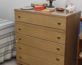 Vintage Chest of Drawers / Dresser