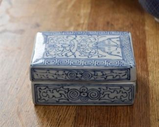 Chinese Porcelain / Pottery Trinket Box