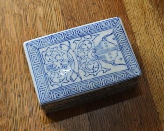 Chinese Porcelain / Pottery Trinket Box