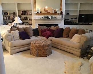 stunning 2 piece sectional sofa! Excellent condition!