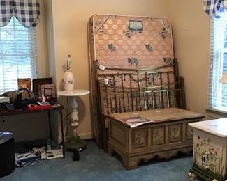 BEAUTIFUL BRASS ANTIQUE FULL SIZE BED!