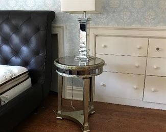 MIRRORED ROUND TABLE AND LAMP