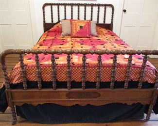 FABULOUS ANTIQUE SPINDLE BED