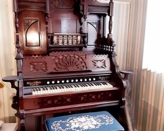 Antique pump organ