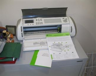 Cricut Maker / Expression – BRAND NEW – computer aided system – Model: CREX0001 - Cuts 300+ materials, from the most delicate fabric and paper to matboard and leather – Rotary Blade for cutting virtually any fabric without backer - with cables and manuals