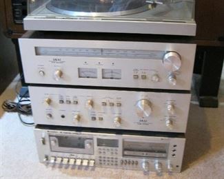 Akai Radio Tuner - AT-2400 / Akai Amplifier AM-2400 Pioneer Turntable – Direct drive – Model: PL-200