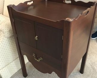 Bartley handmade commode; 21Wx18Dx32H