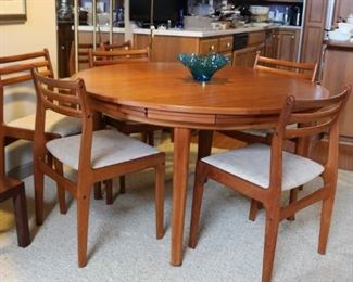 Mid-Century Modern Dyrlund Rosewood Flip-Flap Lotus Table