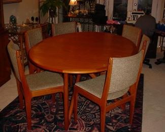 Beautiful Mid-Century Table, 6 chairs