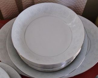 Fine China Crown Ming Queens Lace with Platium Trim  Servicing Platters and Bowls