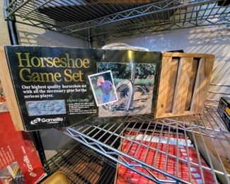 New -Sportcraft Horseshoe Game Set in Wooden Crate Gold Silver Horseshoes Box