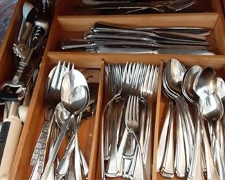 Stainless steel flatware set