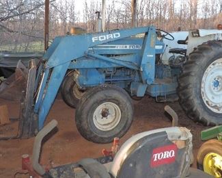 FORD 7000 TRACTOR WITH FORKS