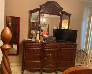 Arbek Dresser, Mirror, TV
