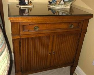 Antique Drexel Side Table / Night Stand Set
Excellent condition.
Measures 16” x 22” x 24” tall.
**Matches Gentlemen’s Dresser we also have listed.