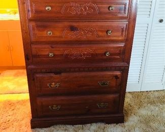 Broyhill Chest of drawers