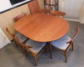 Mid-century dining table has 8 chairs 