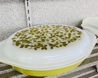 over 15 pieces of vintage pyrex 