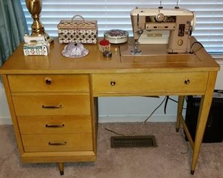Vintage Singer Sewing Machine and Cabinet