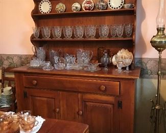 Beautiful, vintage and hard to find, Cushman Colonial Creations, Bennington, VT. Ruddy maple dining group includes open hutch, table with built-in leaves and 6 chairs (1 captain). 