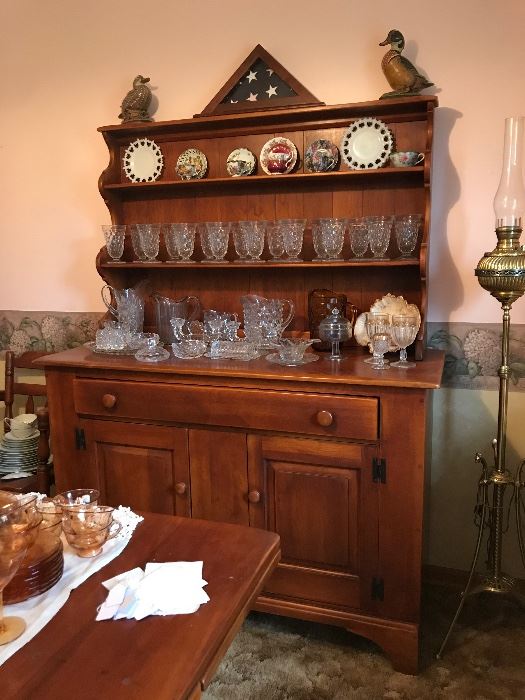 Beautiful, vintage and hard to find, Cushman Colonial Creations, Bennington, VT. Ruddy maple dining group includes open hutch, table with built-in leaves and 6 chairs (1 captain). 