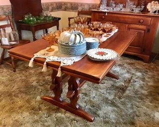 Beautiful, vintage and hard to find, Cushman Colonial Creations, Bennington, VT. Ruddy maple dining group includes open hutch, table with built-in leaves and 6 chairs (1 captain). 