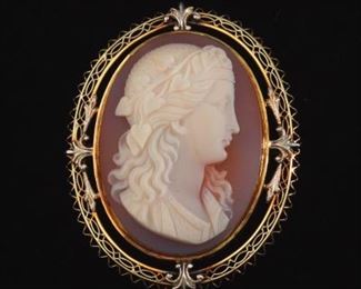 Carved Agate Cameo Brooch in Gold 