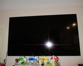 Giant  70 inch Flat Screen TV in Living Room With Bose speakers