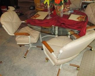 Whit leather chairs and glass topped breakfast table