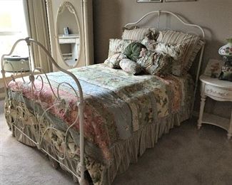 FULL SIZE ANTIQUE IRON BED