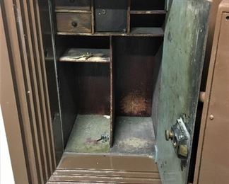 ANTIQUE YALE 100 PLUS YEAR OLD SAFE. LAST PATENT DATE IS JUNE 16TH 1891.