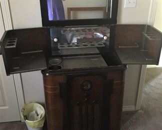GORGEOUS ANTIQUE RADIO WITH BAR ON TOP AND WE HAVE THE GLASSES