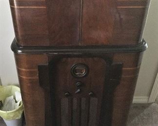 GORGEOUS ANTIQUE RADIO WITH BAR ON TOP AND WE HAVE THE GLASSES