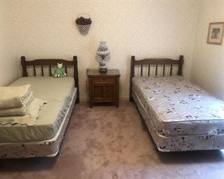 Set of twin beds