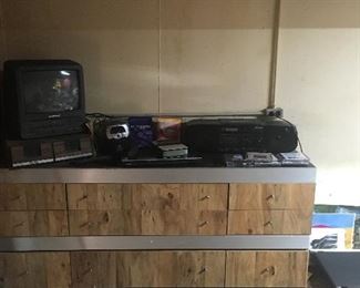 great dresser with electronics

Great dresser $50