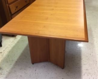 Skovby dining table, includes two leave that store internally!